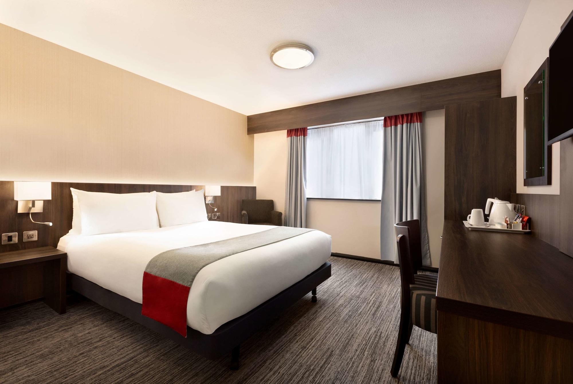 Hotel Ramada By Wyndham Cobham Cobham  Exterior foto