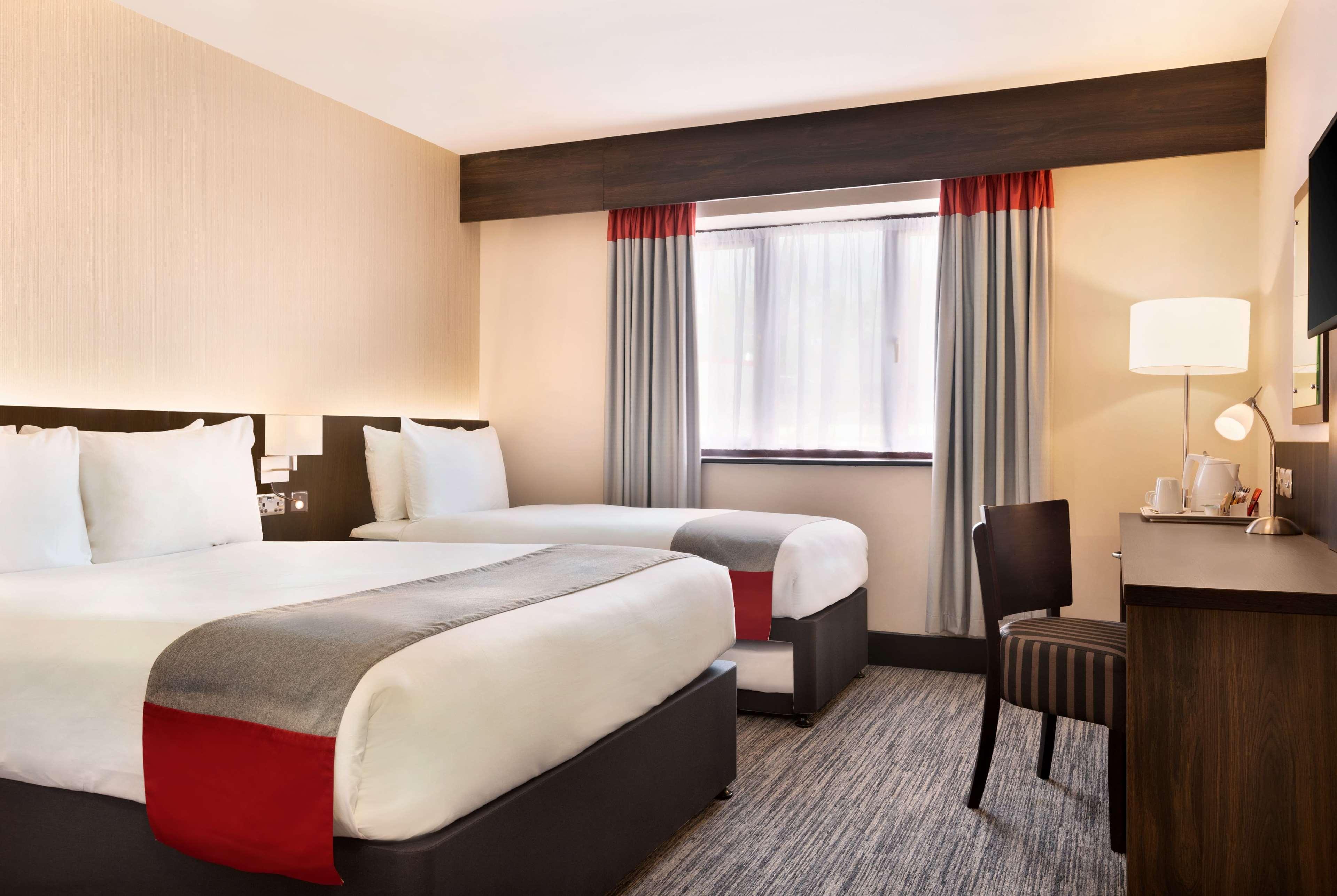 Hotel Ramada By Wyndham Cobham Cobham  Exterior foto
