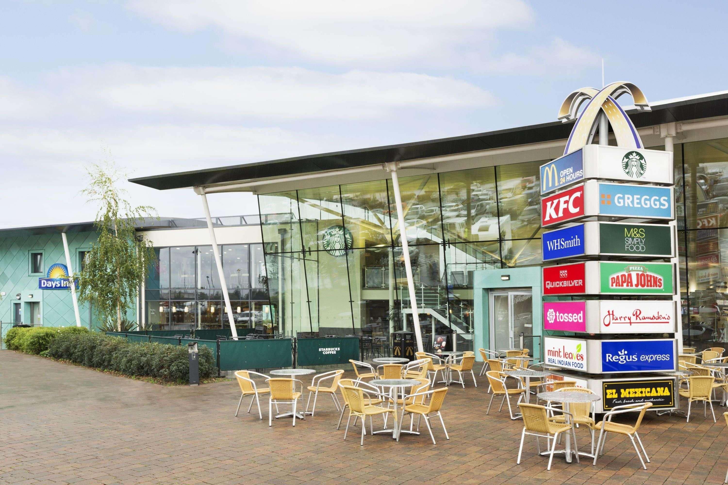 Hotel Ramada By Wyndham Cobham Cobham  Exterior foto