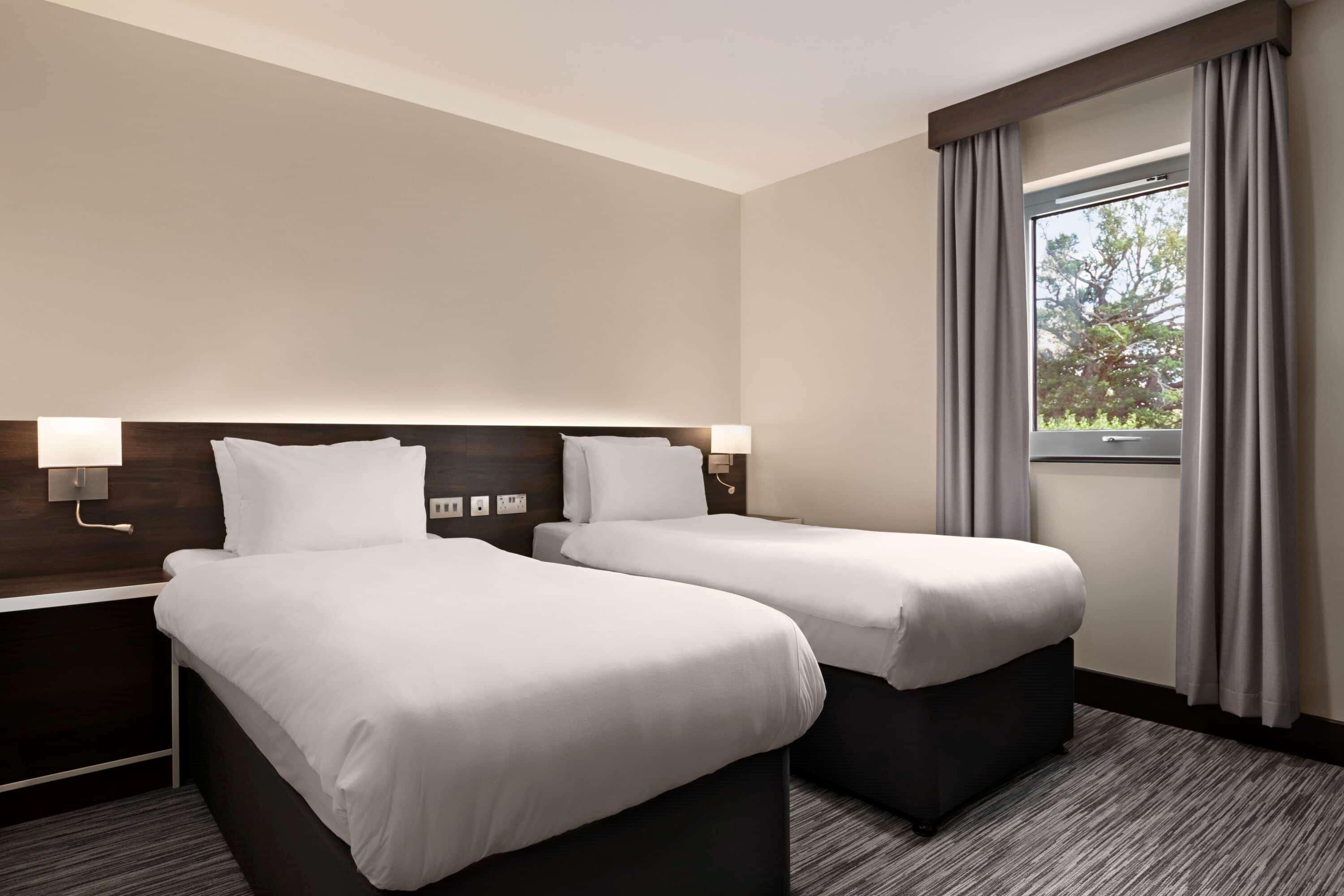 Hotel Ramada By Wyndham Cobham Cobham  Exterior foto