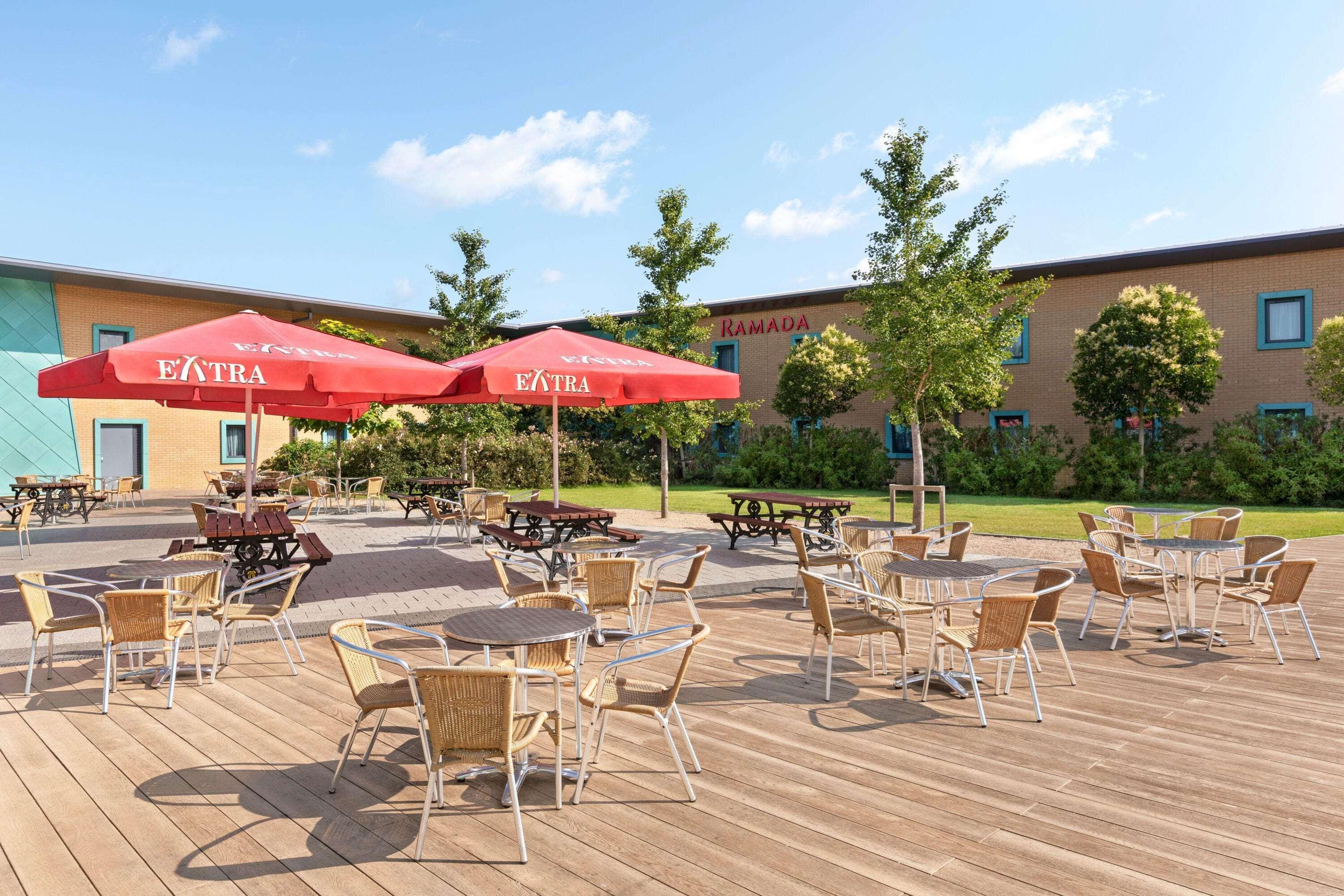 Hotel Ramada By Wyndham Cobham Cobham  Exterior foto