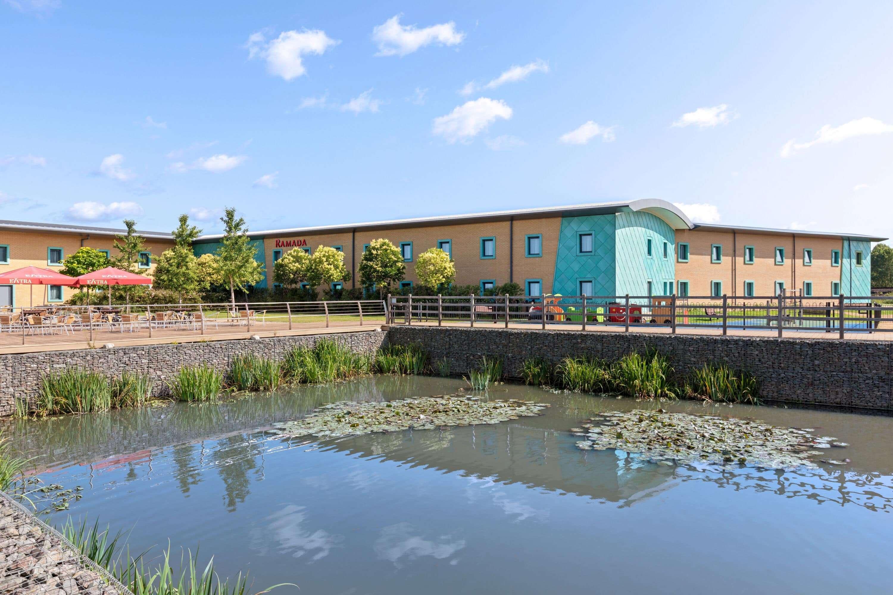 Hotel Ramada By Wyndham Cobham Cobham  Exterior foto