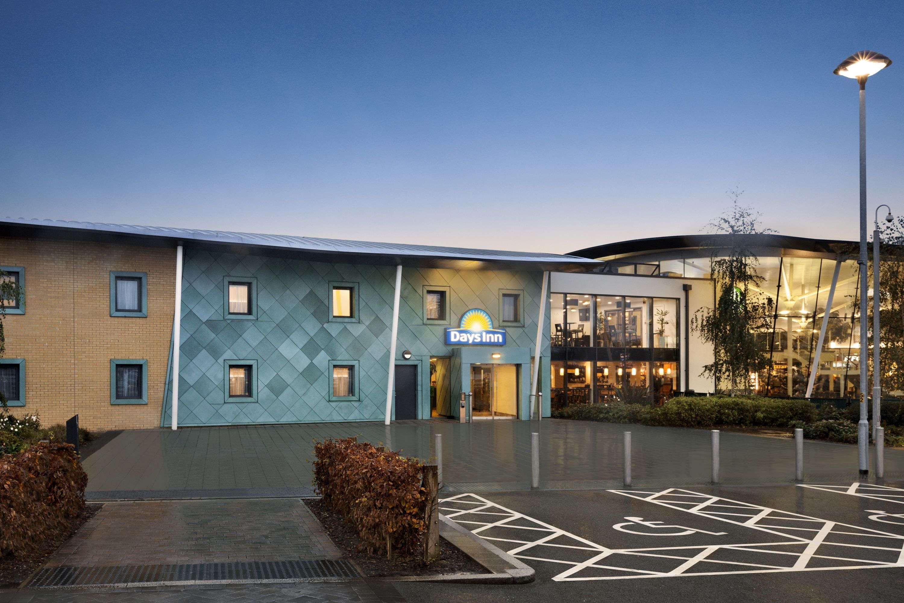 Hotel Ramada By Wyndham Cobham Cobham  Exterior foto