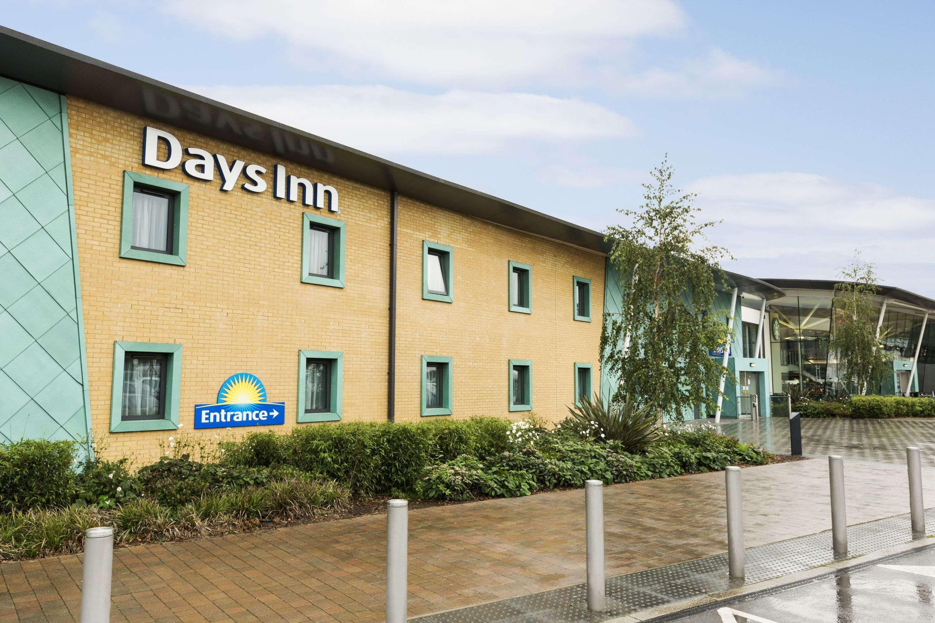 Hotel Ramada By Wyndham Cobham Cobham  Exterior foto