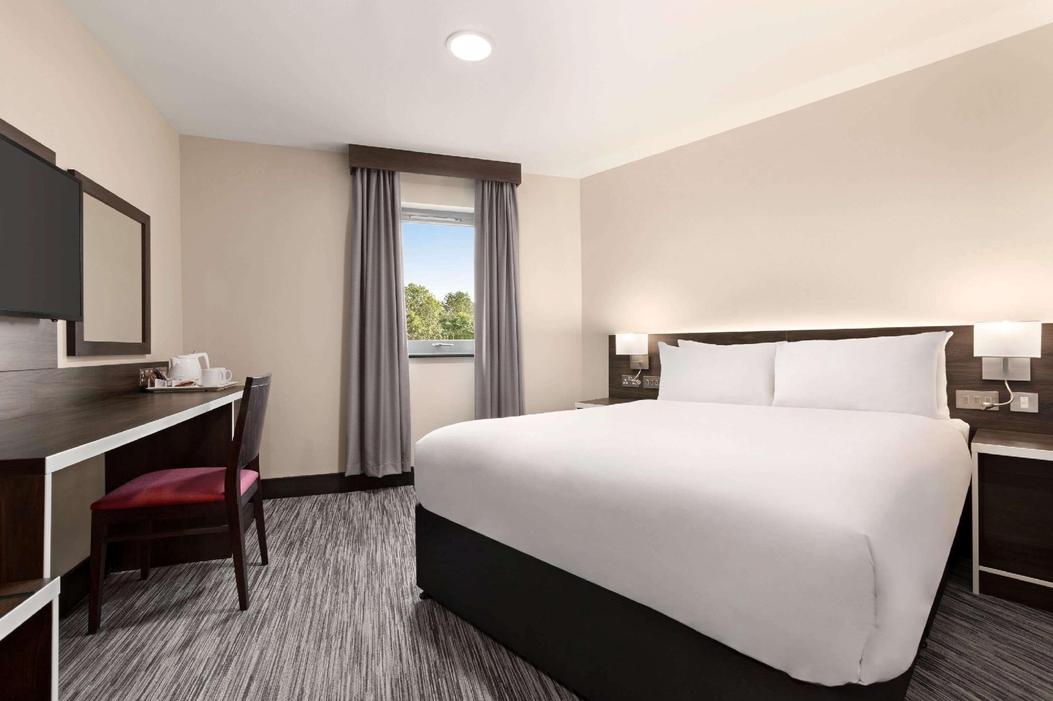 Hotel Ramada By Wyndham Cobham Cobham  Exterior foto