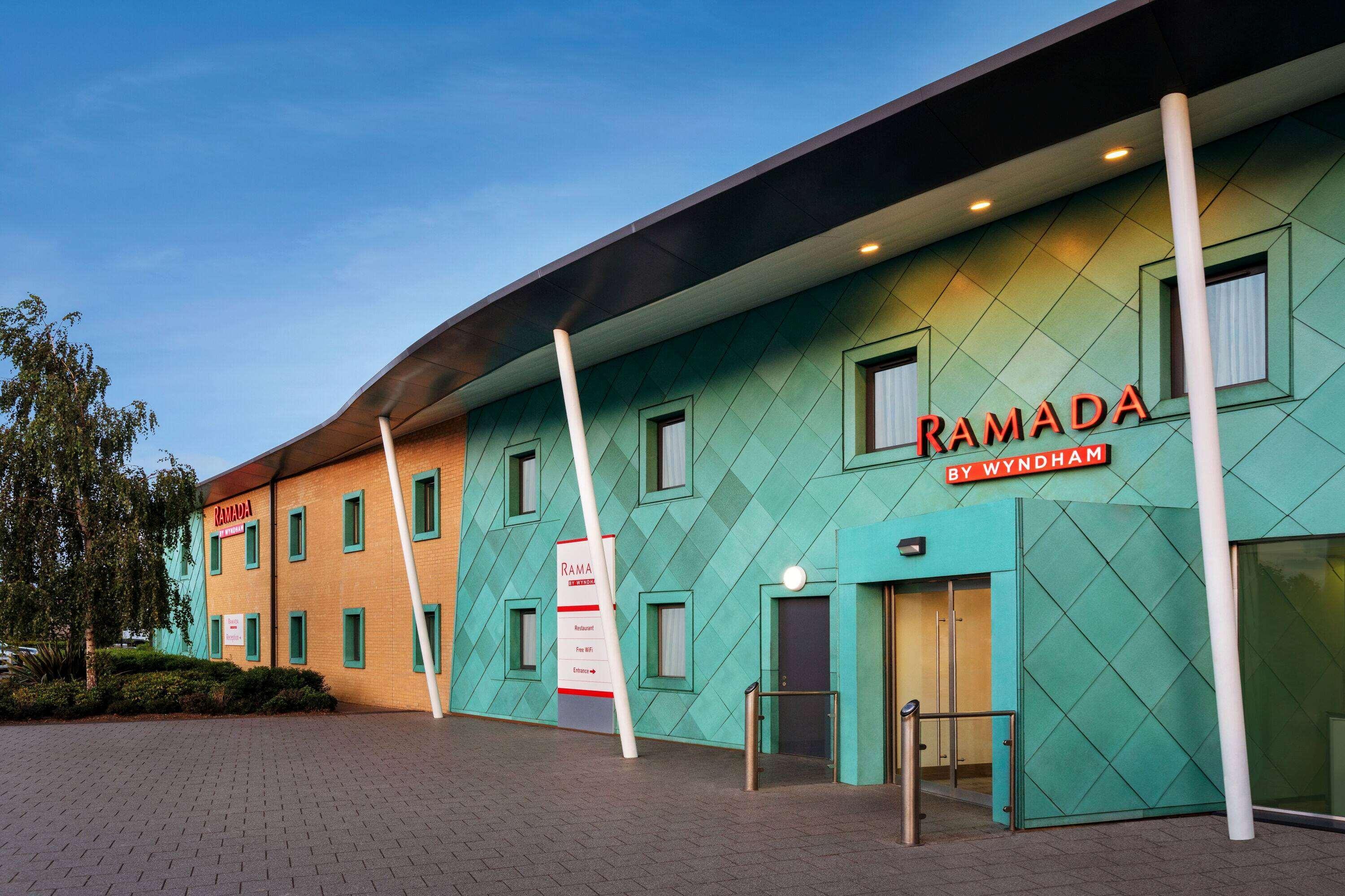 Hotel Ramada By Wyndham Cobham Cobham  Exterior foto