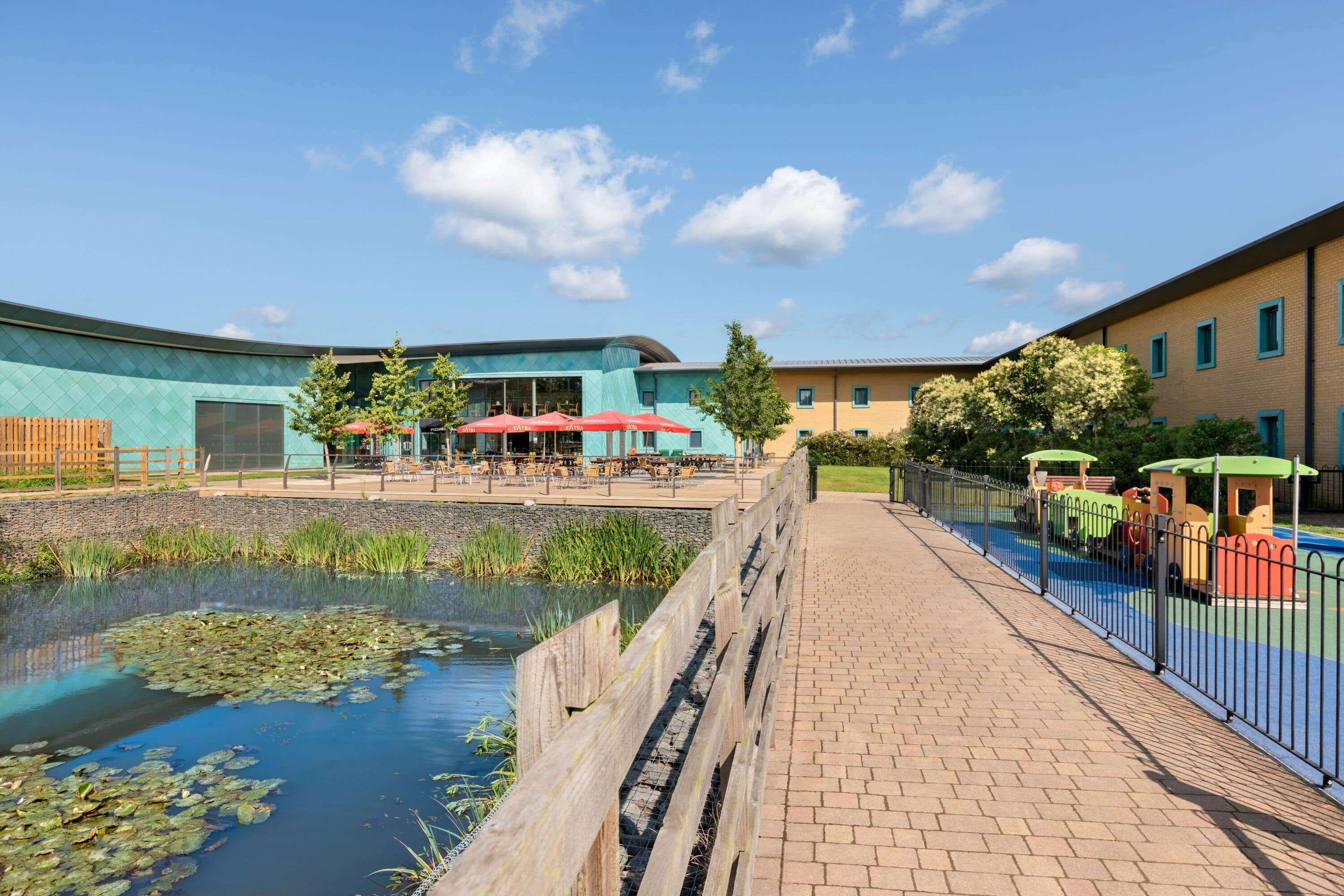 Hotel Ramada By Wyndham Cobham Cobham  Exterior foto