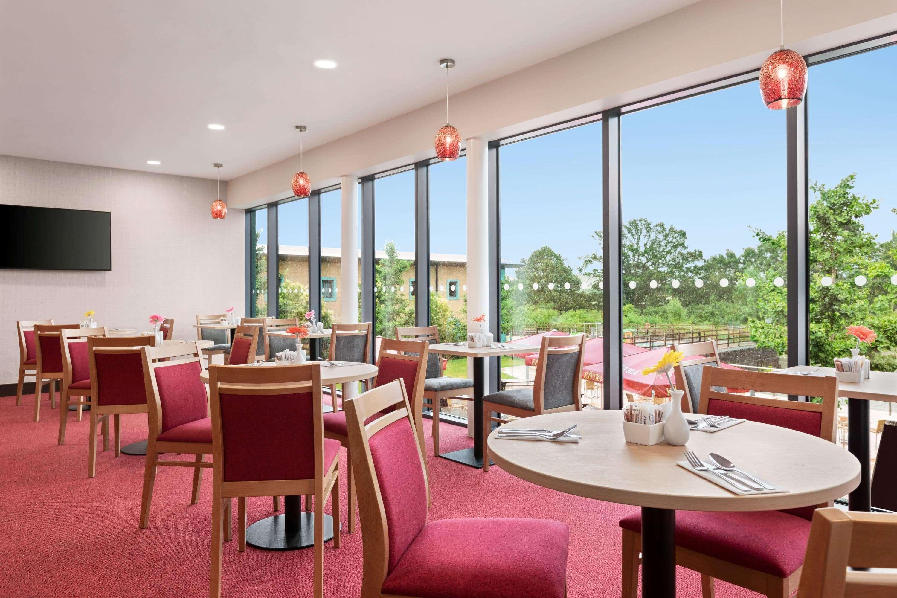 Hotel Ramada By Wyndham Cobham Cobham  Exterior foto