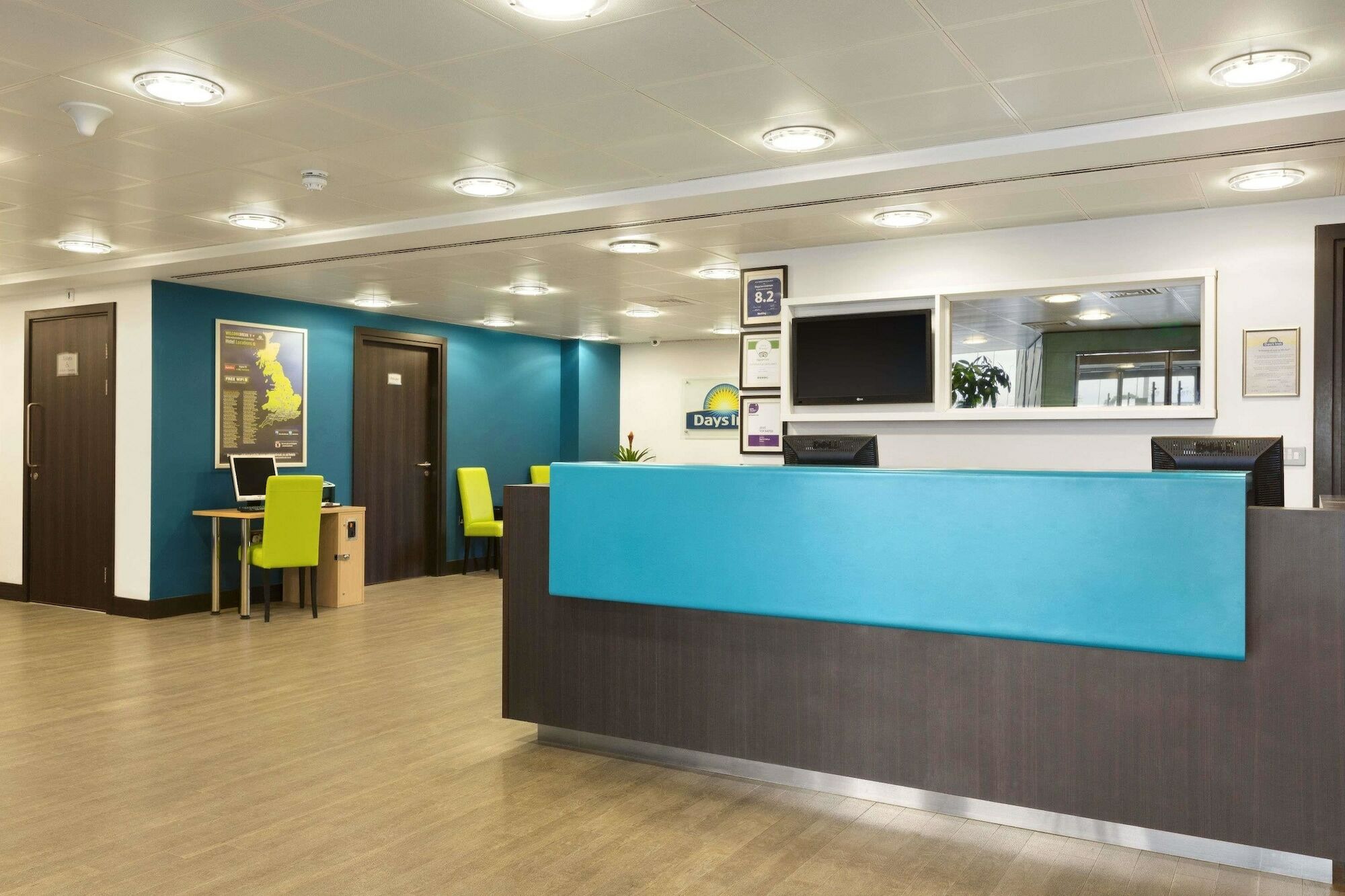 Hotel Ramada By Wyndham Cobham Cobham  Exterior foto